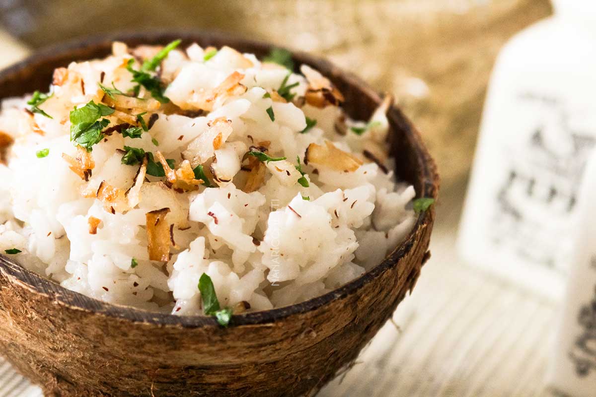 Receita Simples de Arroz de Coco - sirva um arroz fácil de fazer no almoço de final de semana ou em datas especiais.