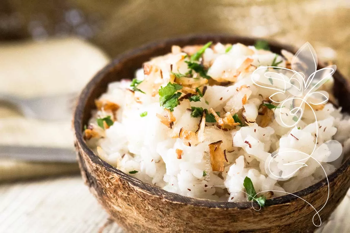 Receita Simples de Arroz com Coco - sirva um arroz fácil de fazer no almoço de final de semana ou em datas especiais.