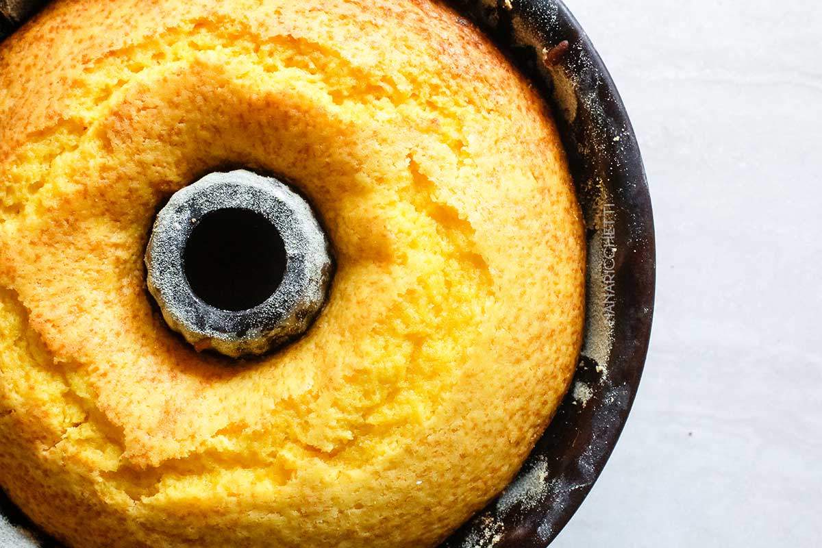 Receita de Bolo de Fubá com Suco de Laranja - para um lanche da tarde com direito a um café quentinho.