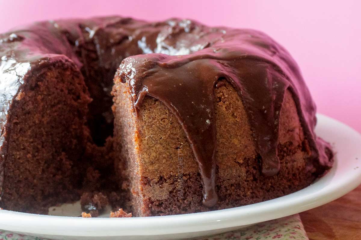 Receita de Bolo de Chocolate - gostoso, fofinho e super simples de fazer para o lanche da tarde.