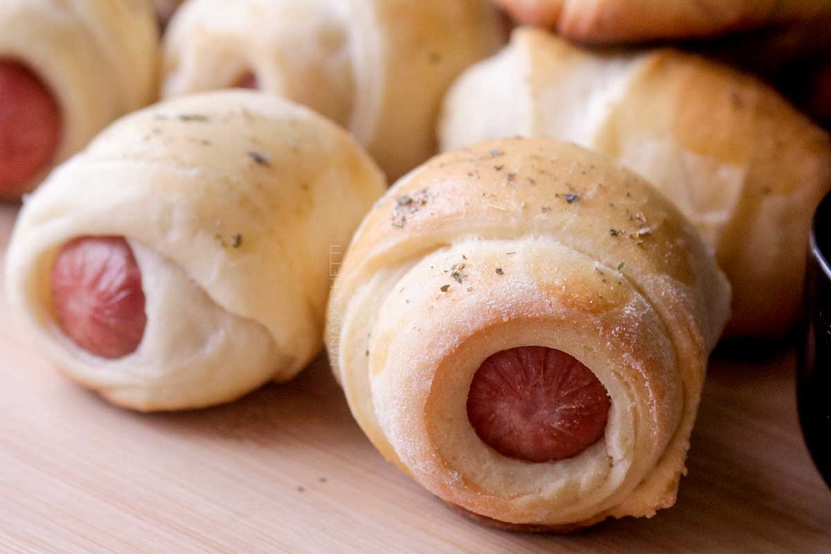 Receita de Cachorrinho Assado - faça um lanche delicioso no final de semana com massa de pão e salsicha assada.