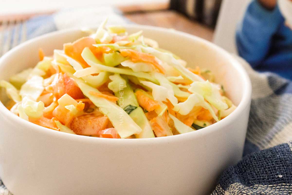 Receita de Salada de Repolho com Cenoura e Maionese - muito simples de fazer, em poucos minutos, terá uma salada maravilhosa para servir.