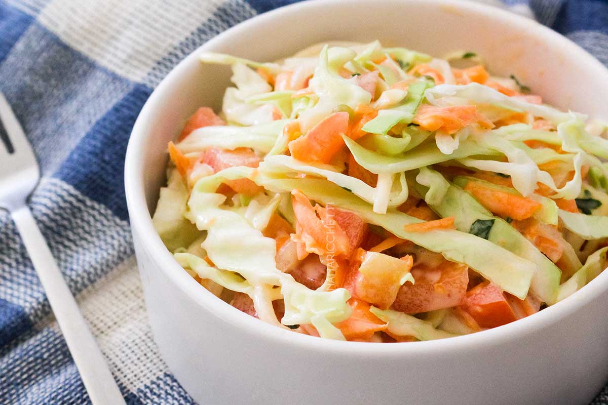Receita de Salada de Repolho com Cenoura e Maionese - muito simples de fazer, em poucos minutos, terá uma salada maravilhosa para servir.