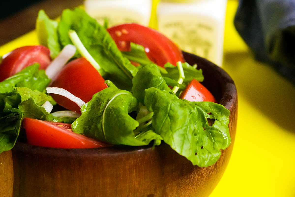 Receita de Salada de Rúcula com Tomate e Cebola - tão simples e fácil de fazer, faça para o seu almoço ou jantar.