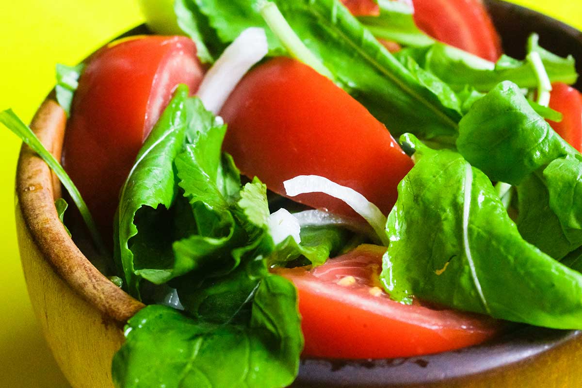Receita de Salada de Rúcula com Tomate e Cebola - tão simples e fácil de fazer, faça para o seu almoço ou jantar.