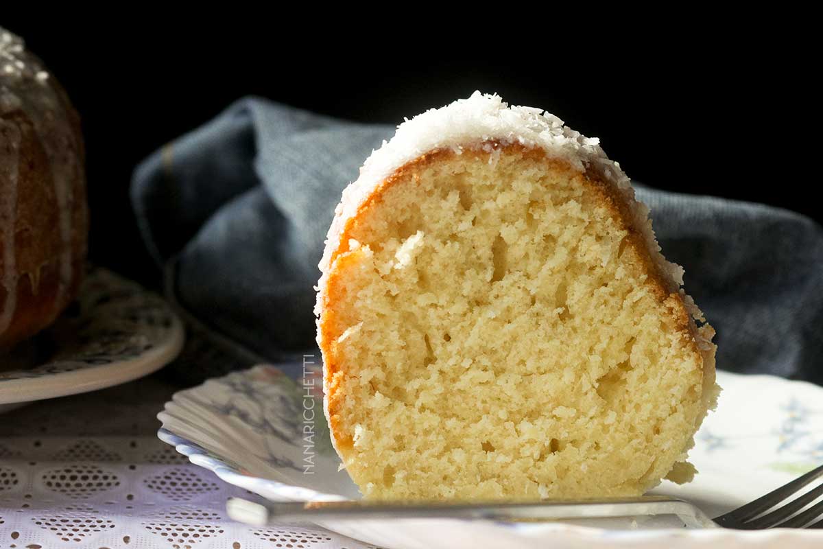 Receita de Bolo de Coco Ralado Simples - faça um café da tarde delicioso para os seus convidados.