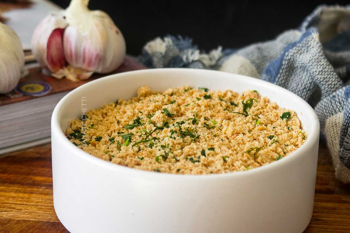 Receita de Farofa de Alho - faça uma farofa simples com alho e farinha de mandioca.