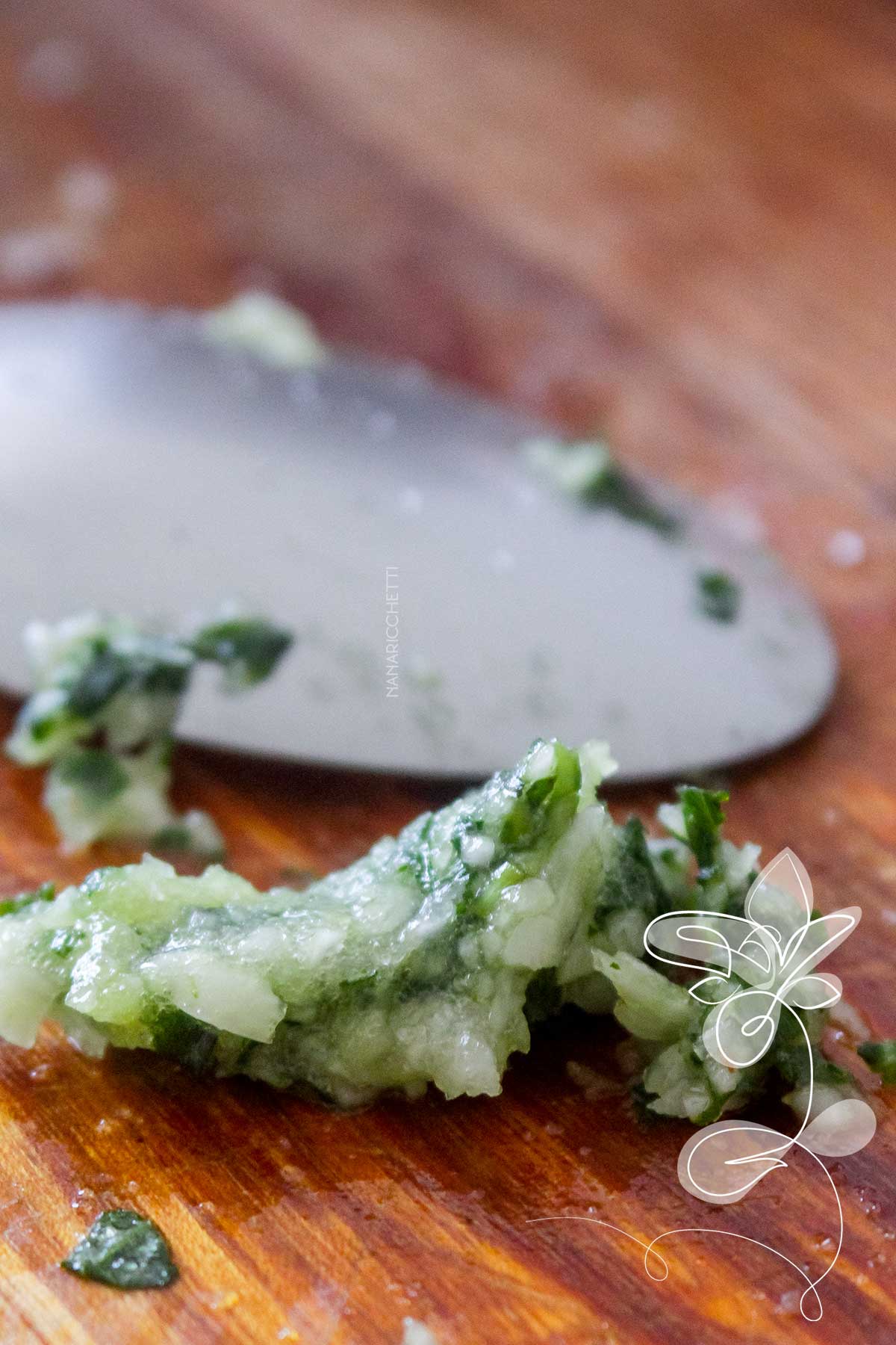 Receita de Molho para Salada com Iogurte Natural - um delicioso molho leve para servir junto com a salada.