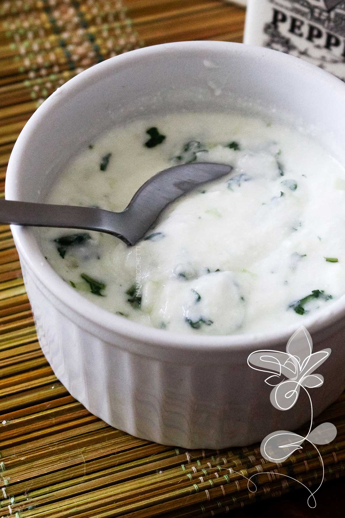 Receita de Molho para Salada com Iogurte Natural - um delicioso molho leve para servir junto com a salada.