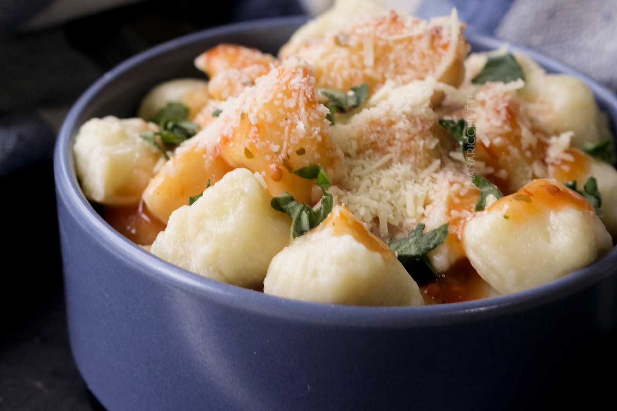 Receita de Nhoque de Batata Fácil e Rápido - prepare um jantar italiano delicioso em casa.