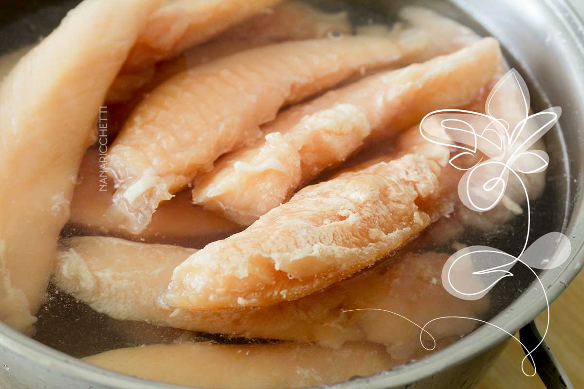 Receita de Frango Desfiado para Recheio - frango cozido, desfiado e já temperado para fazer tortas, pasteis e até salgados.