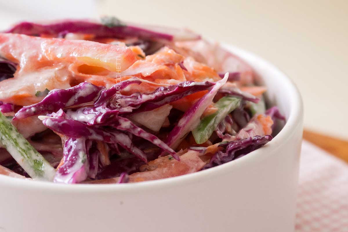 Receita de Salada de Repolho Roxo com Molho de Iogurte - simples e delicioso, faça ainda hoje para servir no almoço ou jantar.