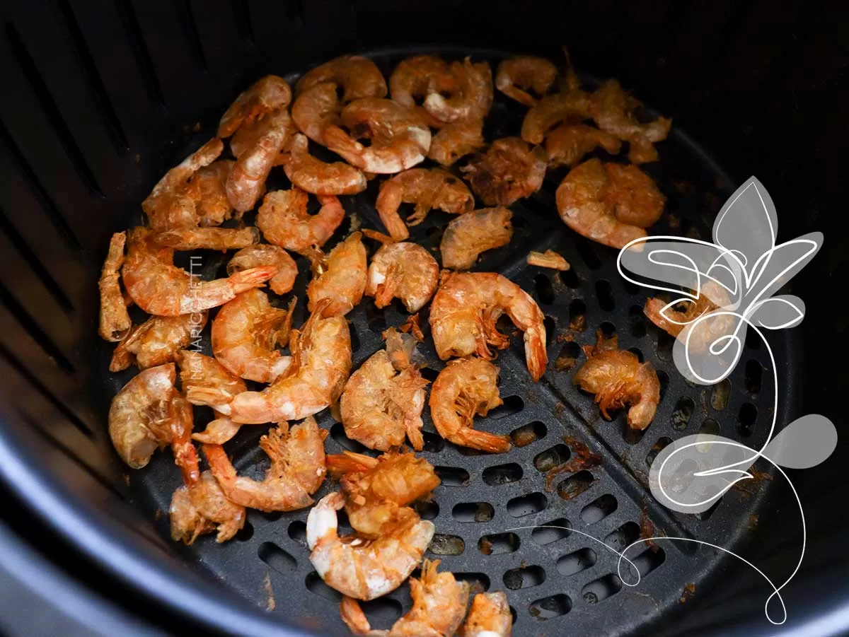 Receita de Camarão ao Alho e Óleo na AirFryer - para petiscar ou servir no almoço de domingo nesse verão.