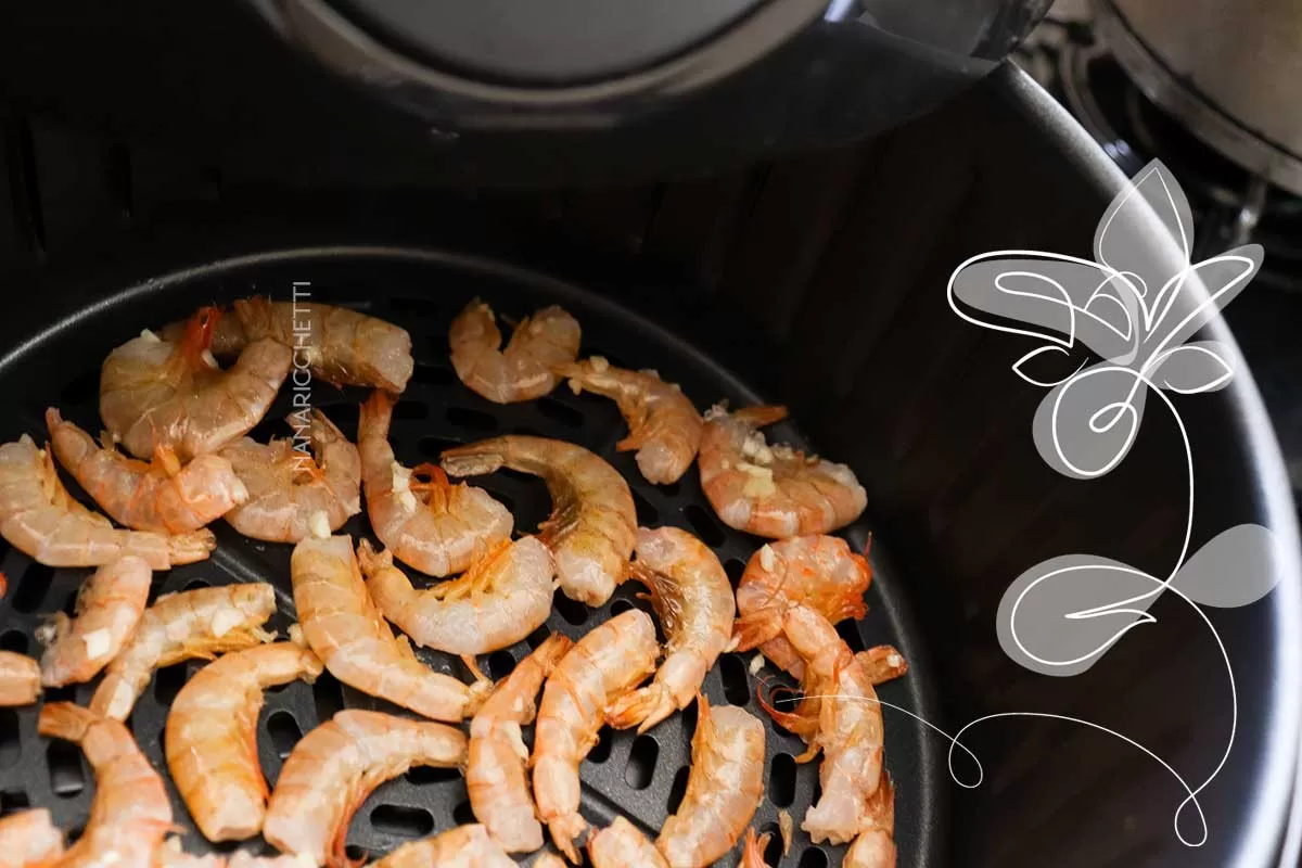 Receita de Camarão ao Alho e Óleo na AirFryer - para petiscar ou servir no almoço de domingo nesse verão.