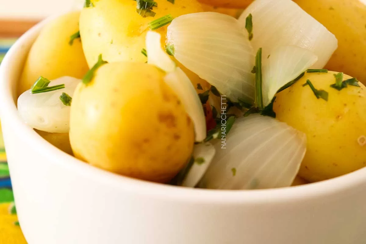 Receita de Conserva de Batata - nesse calor, sirva para petiscar ou na salada do almoço da semana.