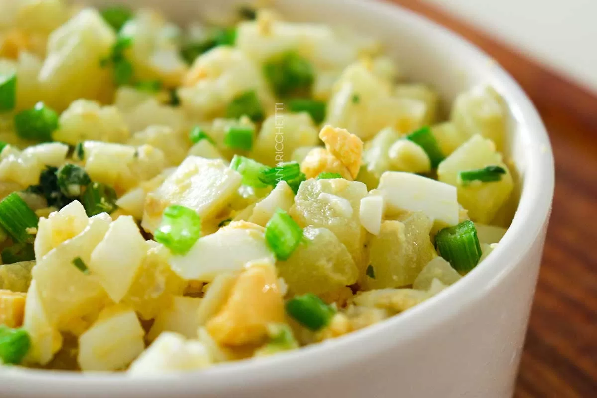 Receita de Salada de Chuchu com Ovos - faça nos dias quentes para o almoço da semana.