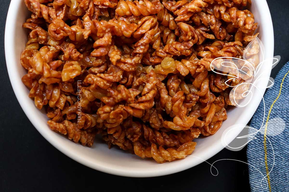Receita de Macarrão Frito na Airfryer - um salgadinho de massa feito na fritadeira sem óleo para petiscar.
