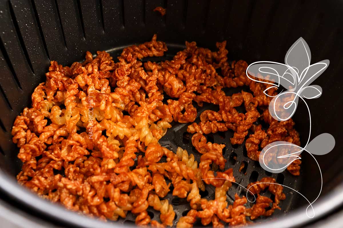 Receita de Macarrão Frito na Airfryer - um salgadinho de massa feito na fritadeira sem óleo para petiscar.