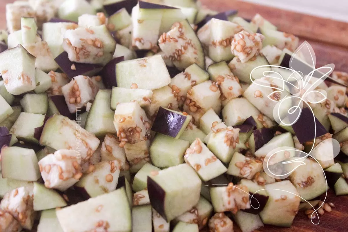 Receita de Salada de Berinjela Simples Refogada - uma salada simples, nutritiva e repleta de sabor.