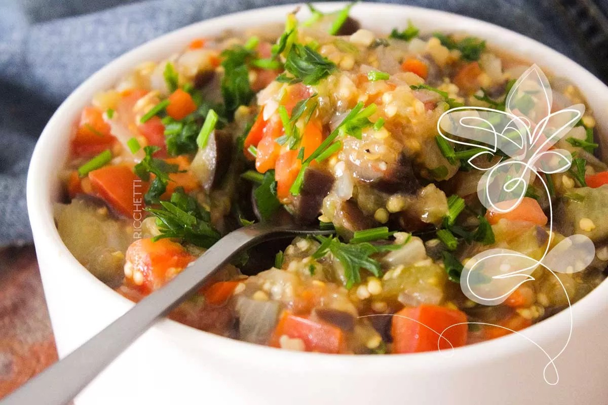 Receita de Salada de Berinjela Simples Refogada - uma salada simples, nutritiva e repleta de sabor.
