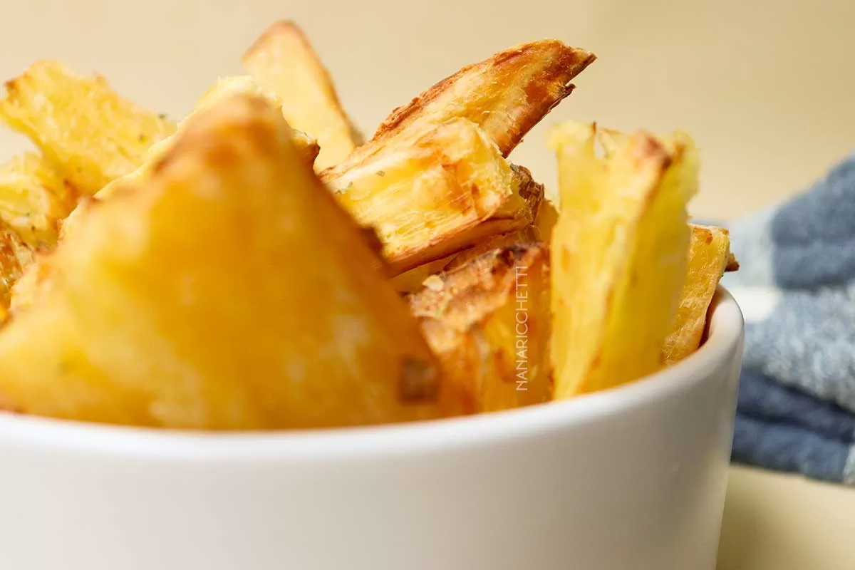 Receita de Mandioca Assada na AirFryer - prepare mandioca crocantes sem fritar no óleo.