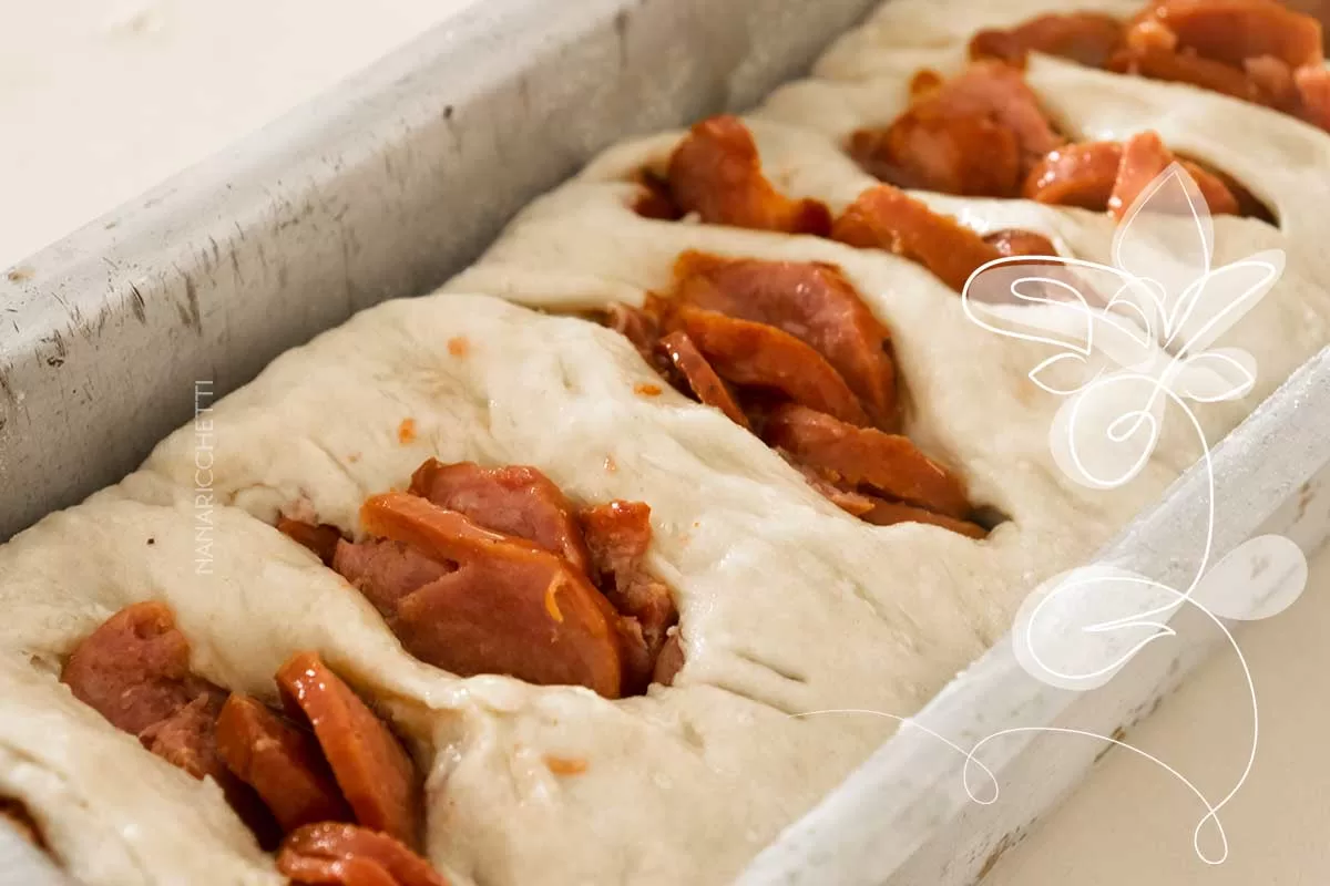 Receita de Pão com Linguiça Calabresa Simples no Forno - veja como é fácil fazer um lanche delicioso em casa.