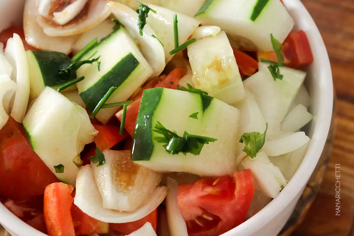 Salada de Pepino com Tomate e Molho de Soja