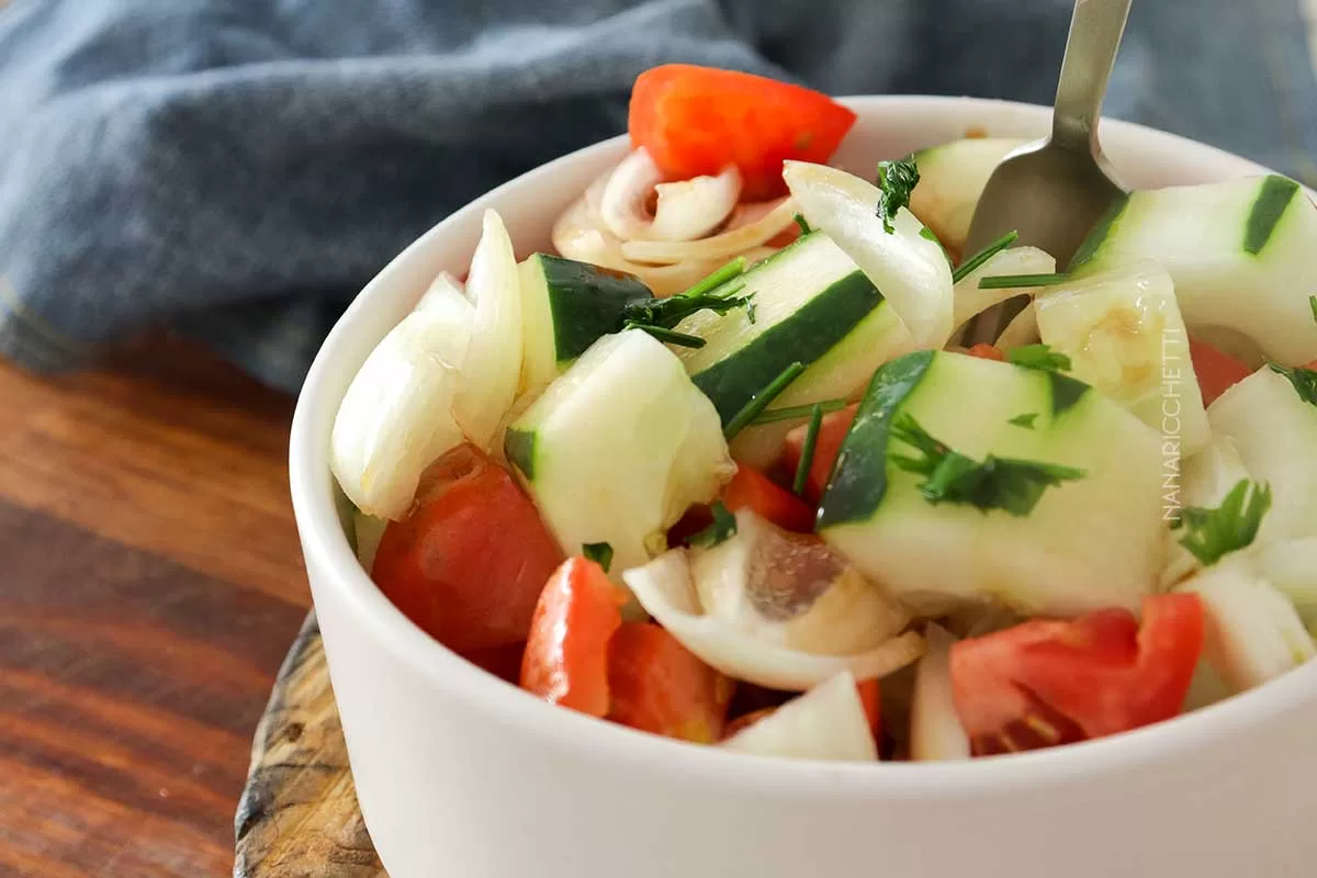 Receita de Salada de Pepino com Tomate e Molho de Soja - tão fácil de fazer, você fará sempre no almoço ou jantar da semana.