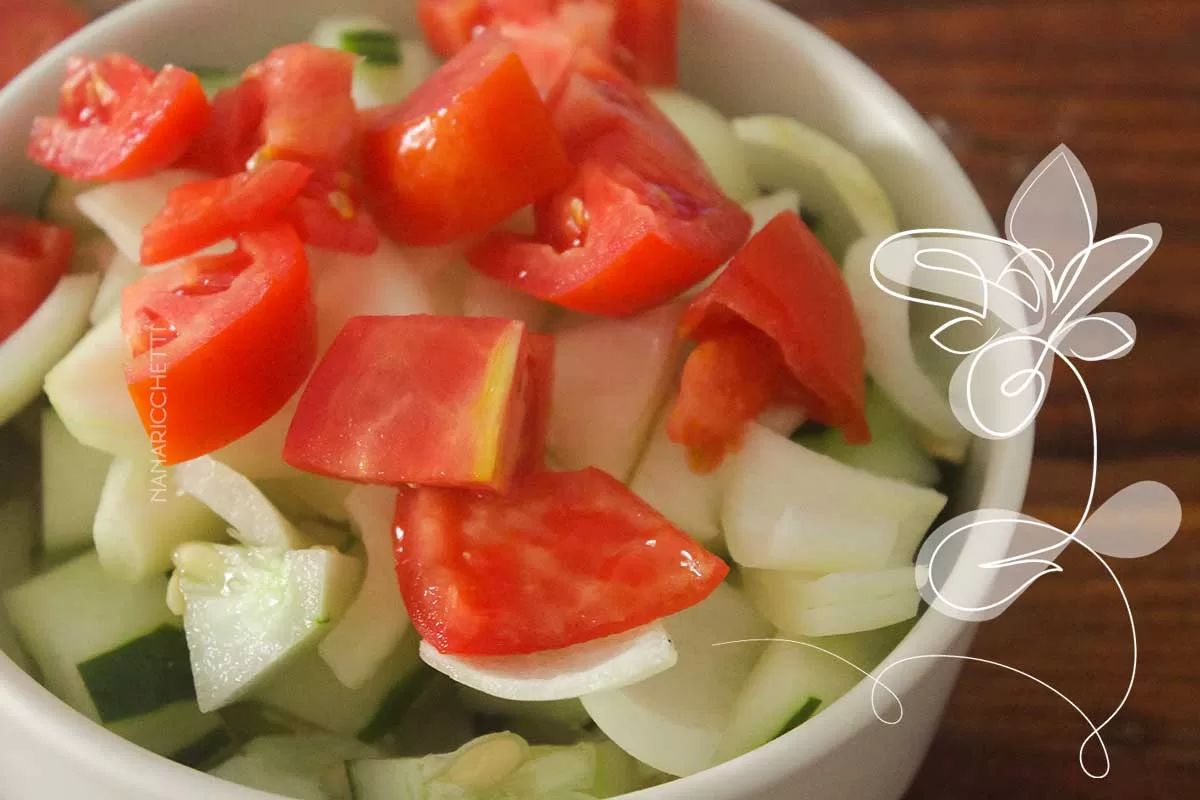 Receita de Salada de Pepino com Tomate e Molho de Soja - tão fácil de fazer, você fará sempre no almoço ou jantar da semana.