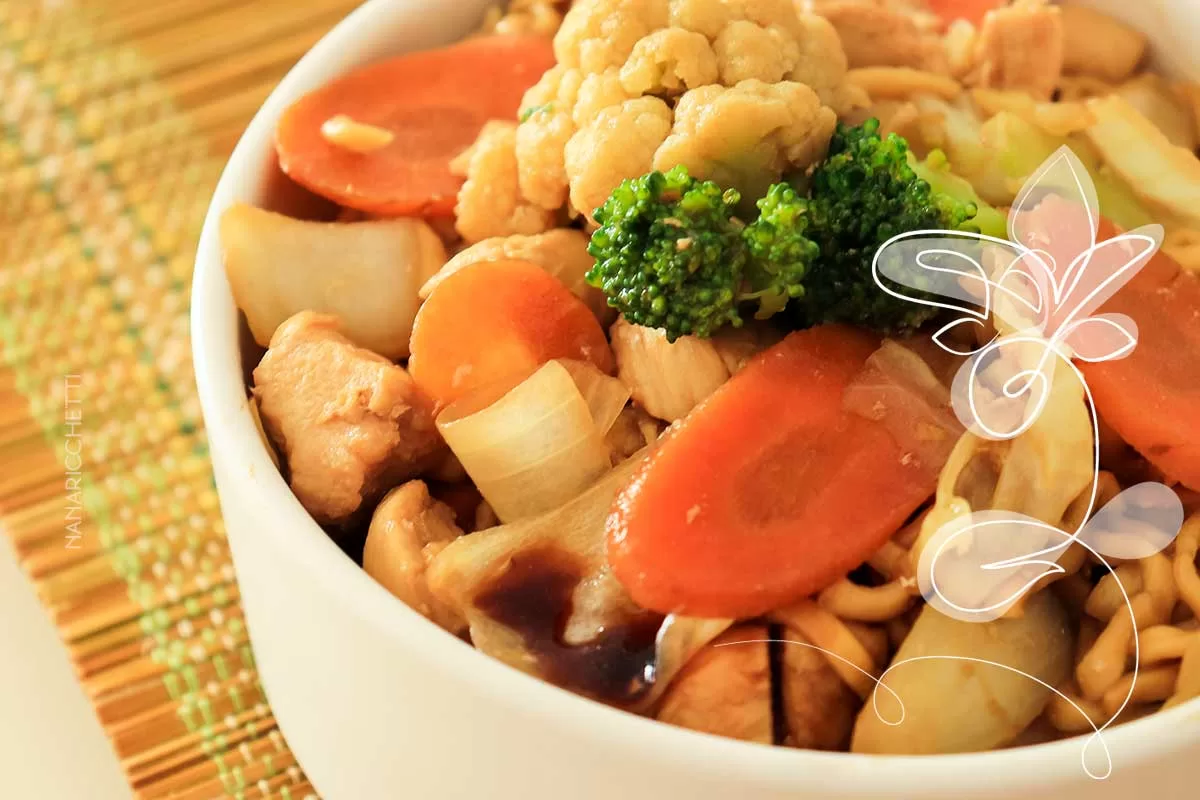 Receita de Yakisoba de Frango - veja como é simples fazer um delicioso prato oriental com legumes e macarrão.