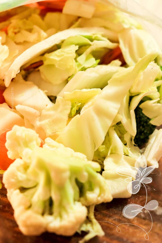 Receita de Yakisoba de Frango - veja como é simples fazer um delicioso prato oriental com legumes e macarrão.