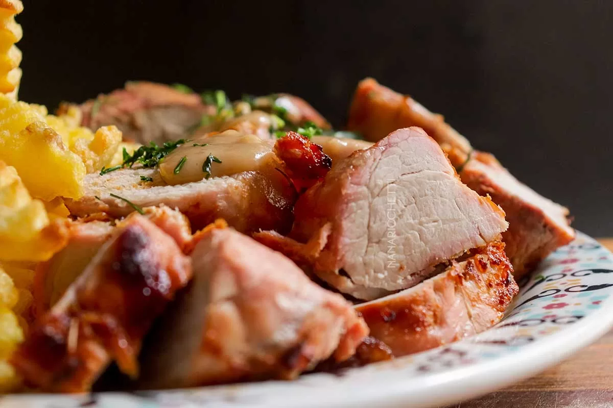 Receita de Carne de Porco Assada na Cerveja - faça um prato delicioso usando um belo pedaço de carne suína.