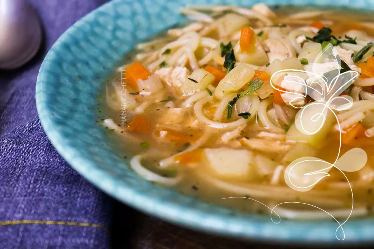 Receita de Sopa de Macarrão com Legumes e Frango - simples e perfeito para os dias frios.
