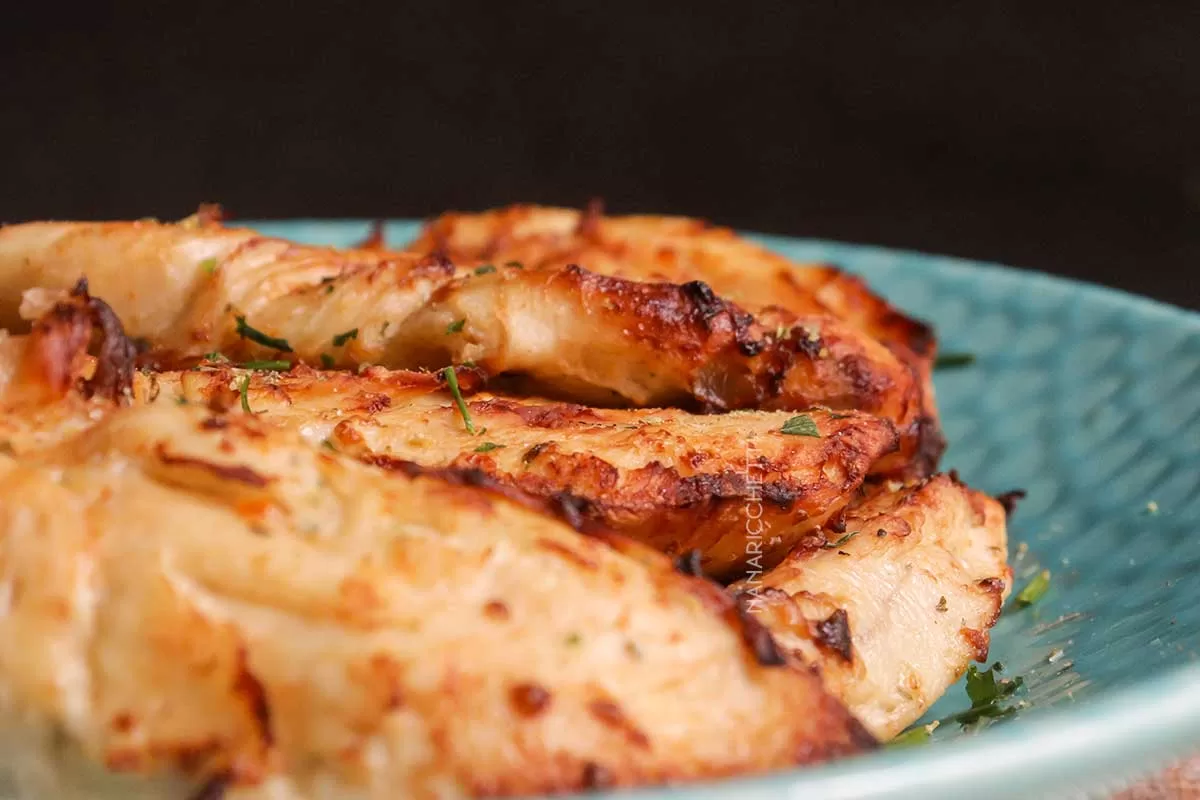 Receita de Filezinho de Sassami de Frango com Maionese assado na AirFryer - fácil de fazer, sirva no almoço ou jantar.