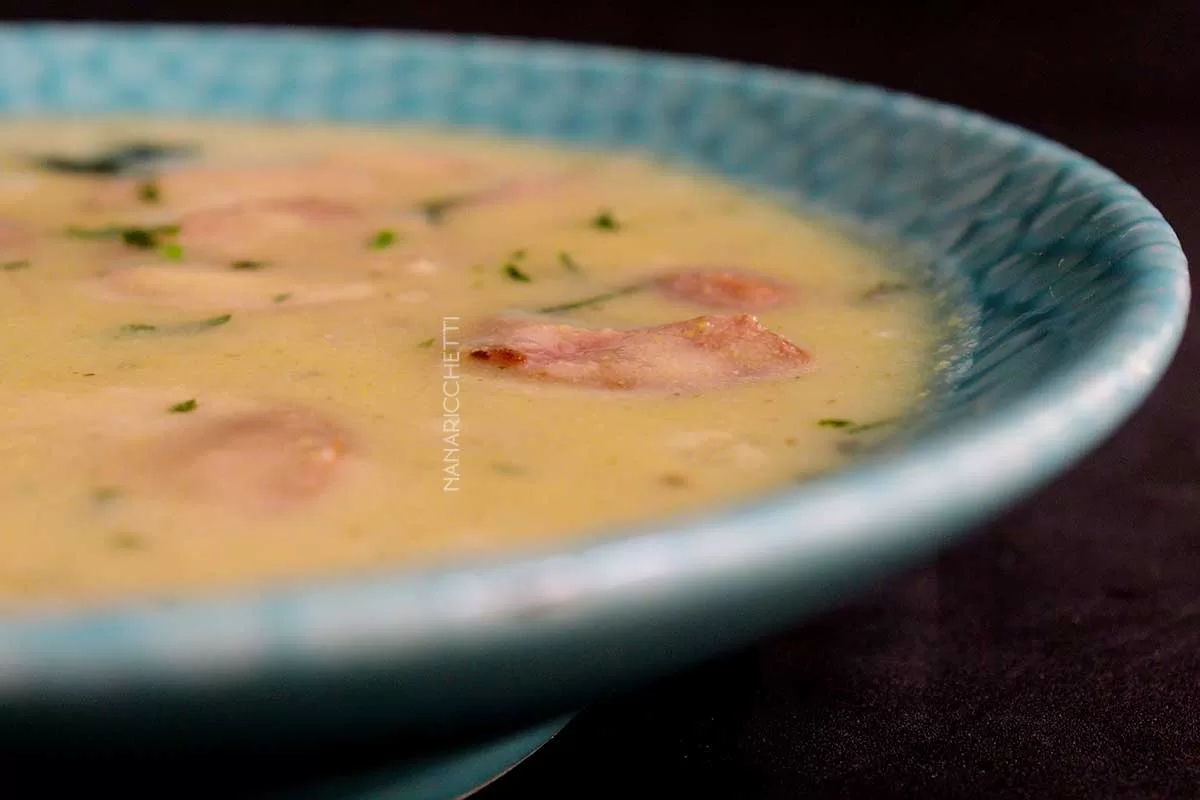 Receita de Sopa de Fubá com Linguiça Calabresa - para espantar o frio do inverno.