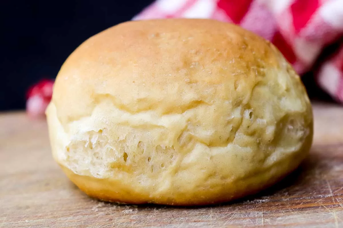 Pão de Hambúrguer Artesanal - um pão caseiro e fácil de fazer para o lanche da família.