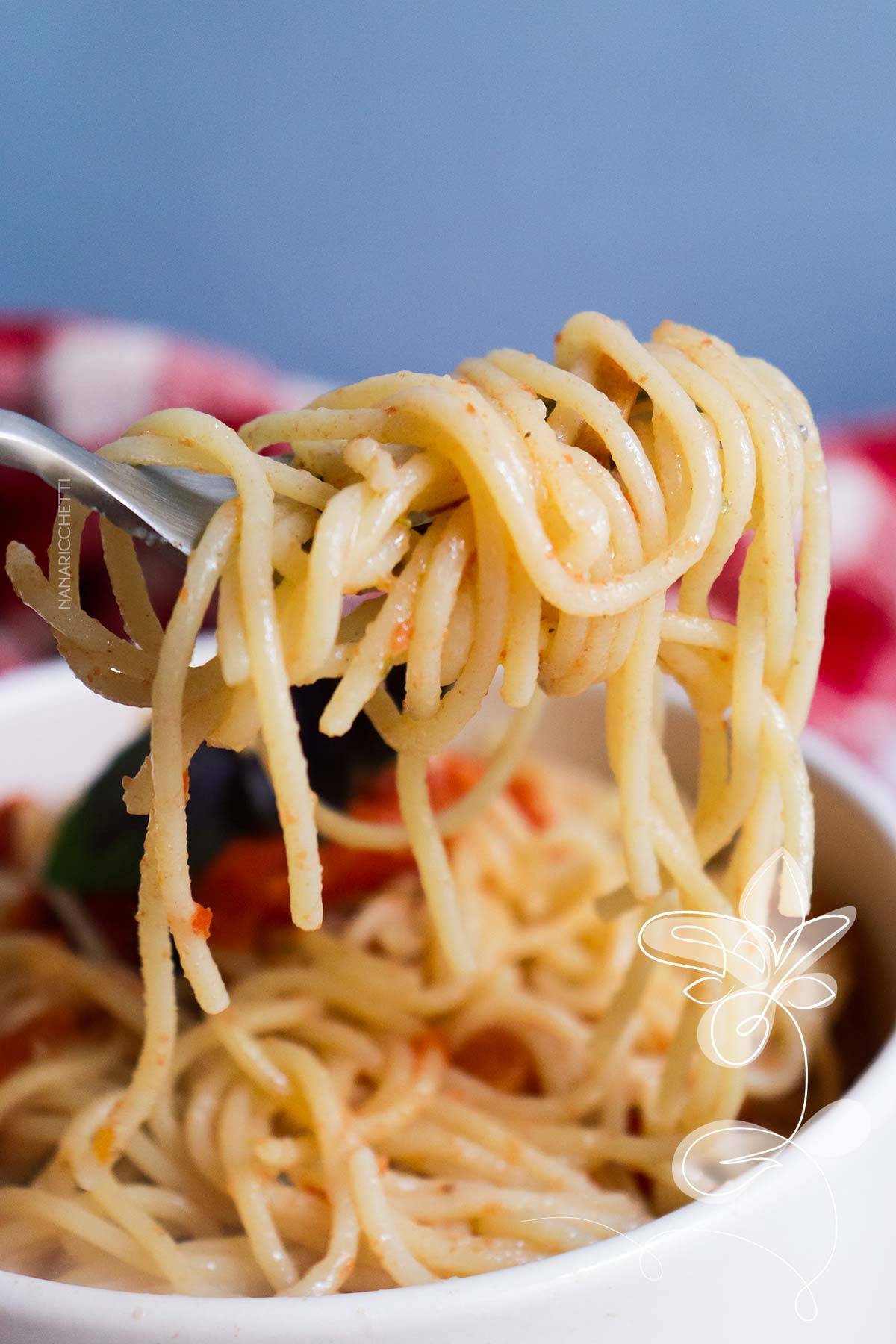 Receita de Macarrão com Tomate Seco - um prato simples, rápido e gostoso para um almoço rápido.