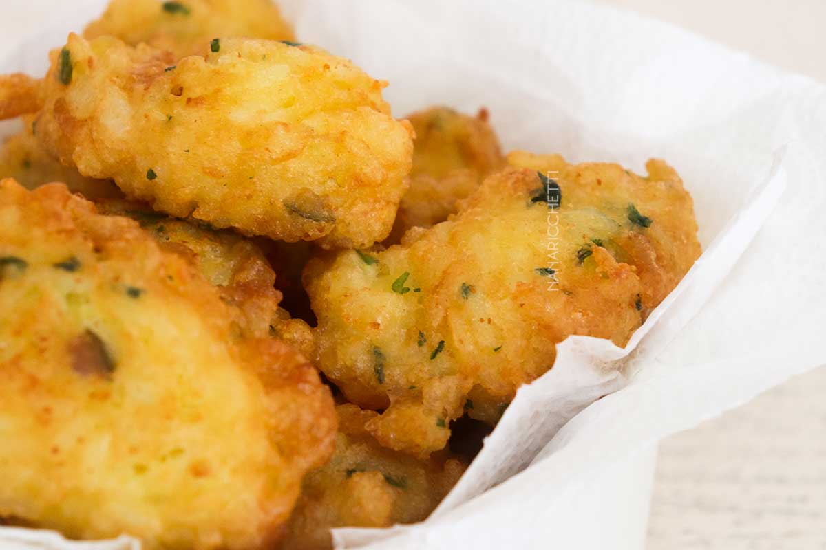 Receita de Bolinho de Arroz Frito - aproveite o arroz que está na geladeira para fazer esse delicioso petisco.