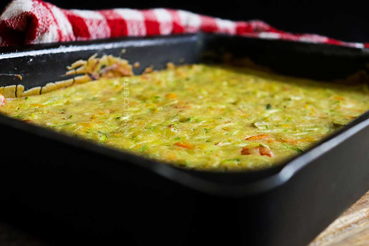 Receita de Torta de Abobrinha e Legumes - muito simples de fazer, perfeito para o final do dia com uma saladinha.