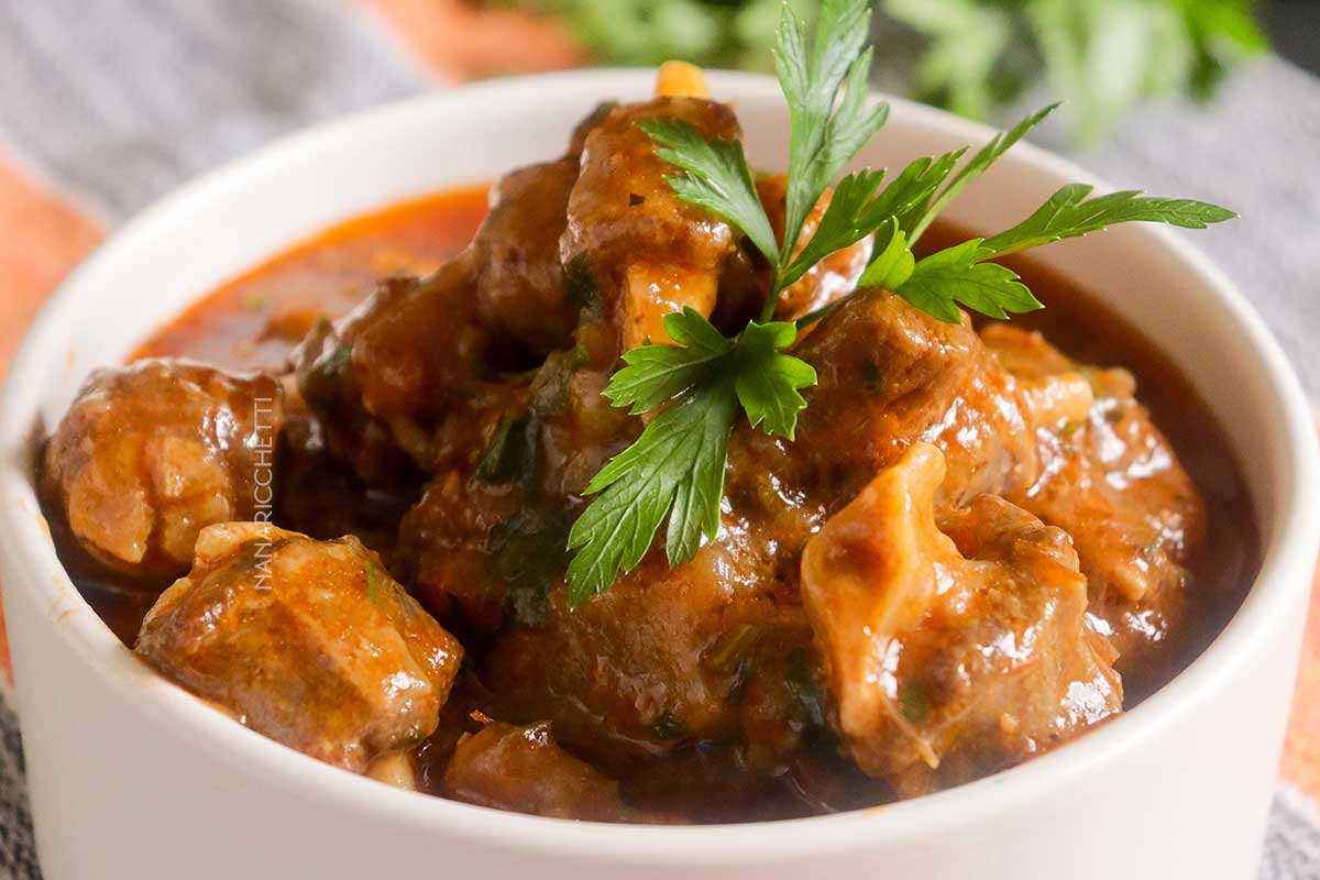 Receita de Rabada com Molho de Tomate - veja como se faz rabo bovino na pressão.