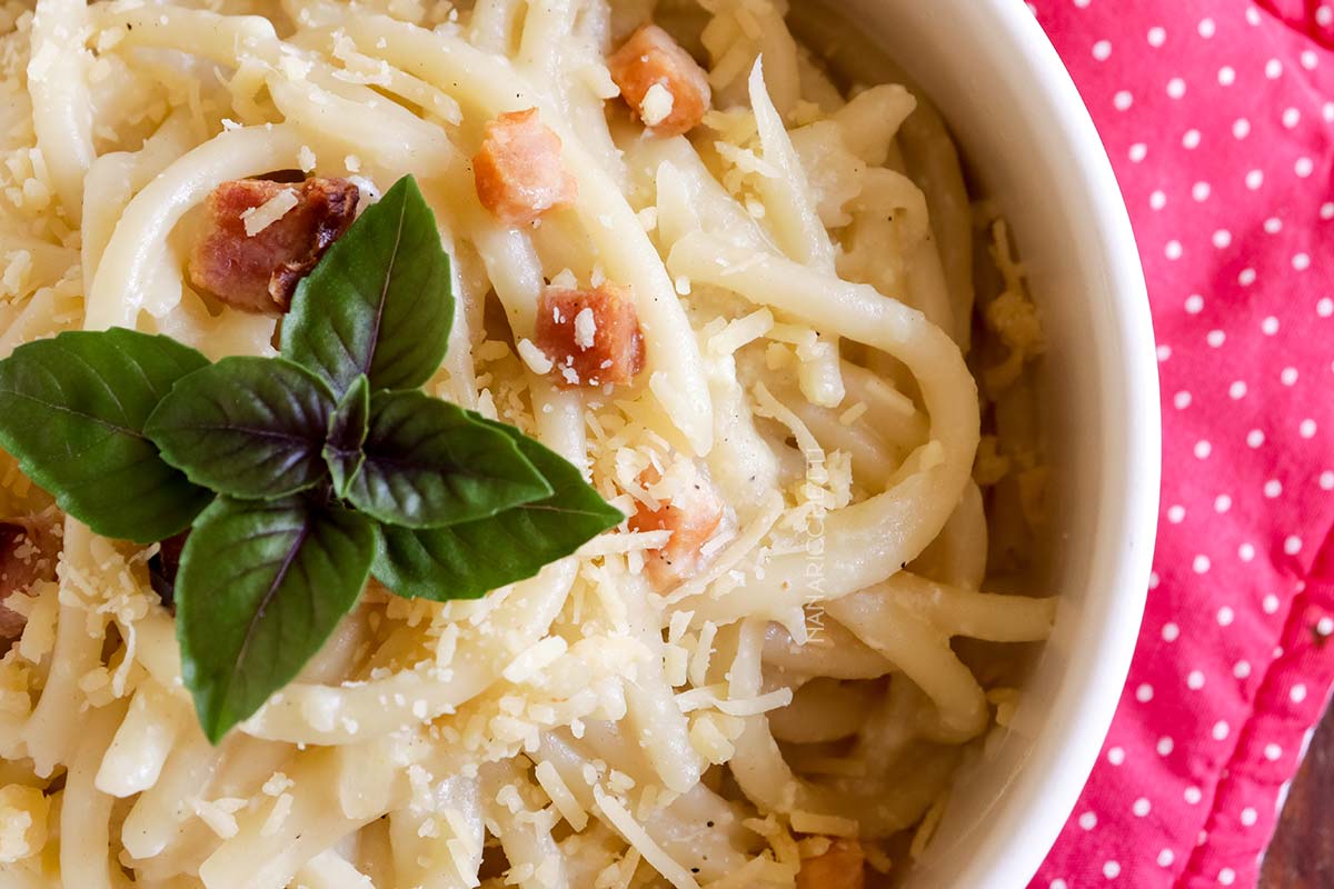 Receita de Macarrão à Carbonara - uma massa italiana deliciosa para o almoço de domingo.
