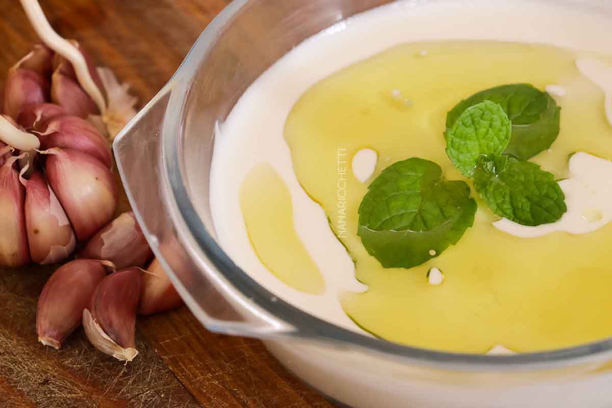 Receita de Coalhada com Limão e Alho - perfeito para os dias quentes de verão, junto com uma salada de pepino e tomate.