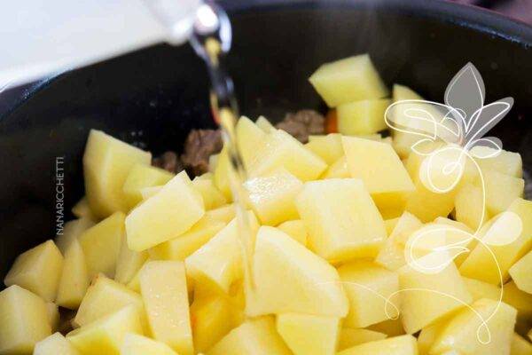 Receitinha de Picadinho de Carne - que tal preparar um prato gostoso e acolhedor, como o que sua mãe fazia, para a família?