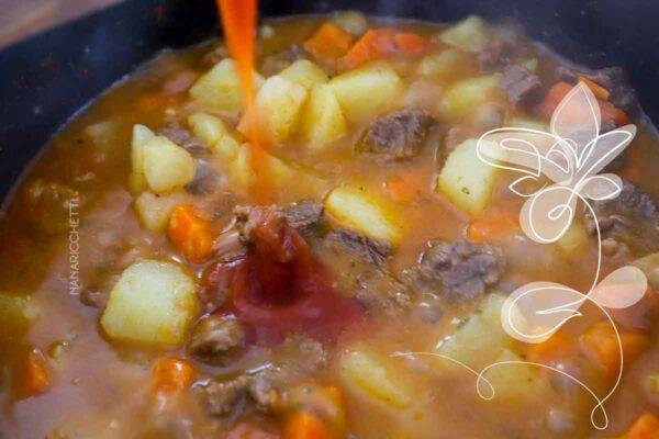 Receitinha de Picadinho de Carne - que tal preparar um prato gostoso e acolhedor, como o que sua mãe fazia, para a família?