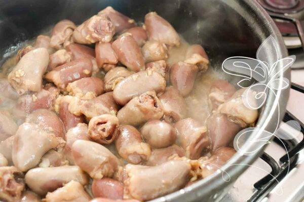 Coração de Frango Acebolado - receita simples e ideal para refeições rápidas ou petisco.