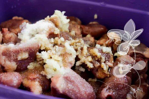 Coração de Frango Acebolado - receita simples e ideal para refeições rápidas ou petisco.