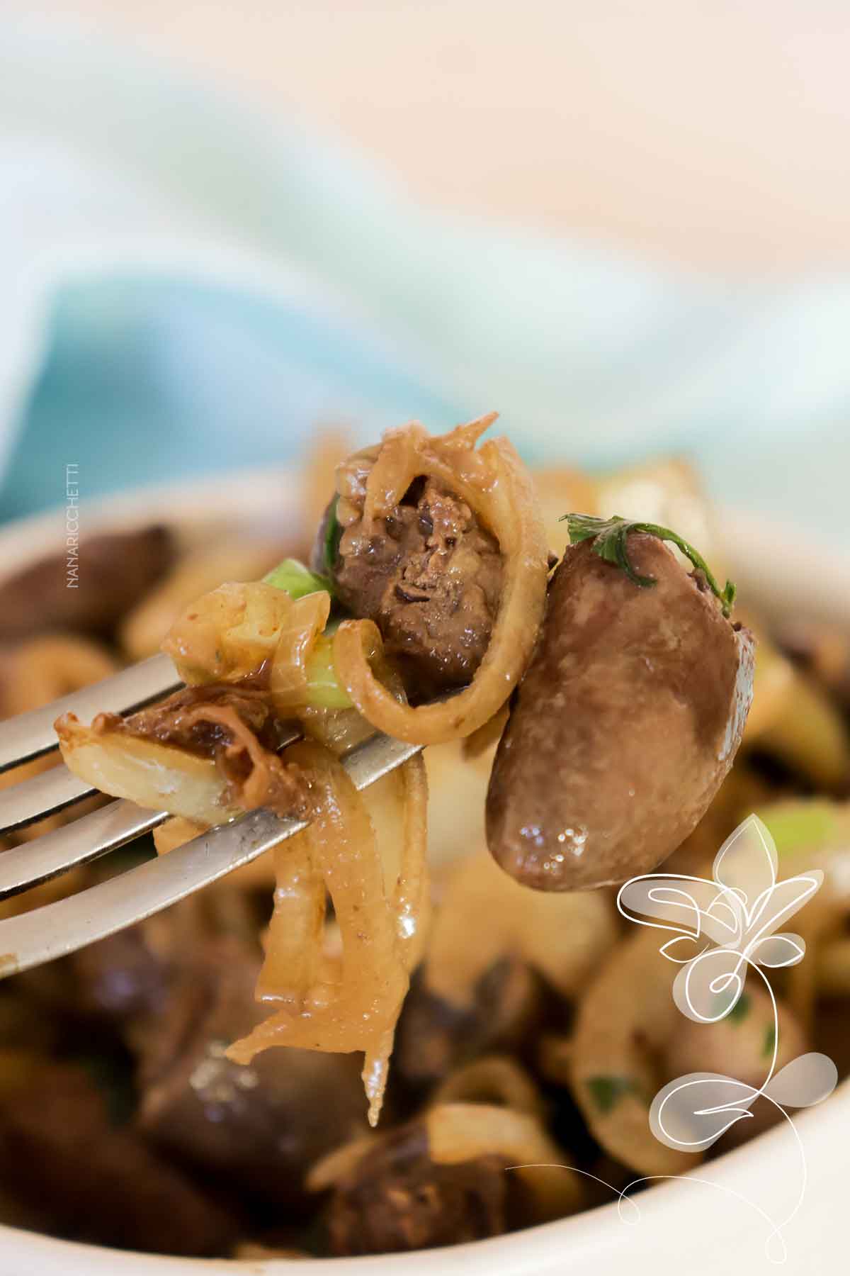Coração de Frango Acebolado - receita simples e ideal para refeições rápidas ou petisco.