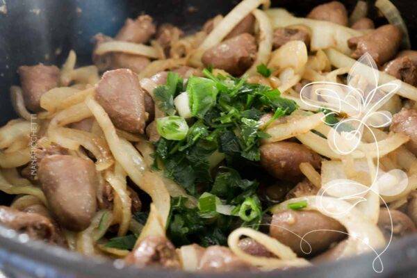 Coração de Frango Acebolado - receita simples e ideal para refeições rápidas ou petisco.