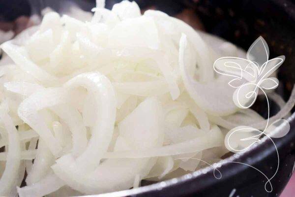 Coração de Frango Acebolado - receita simples e ideal para refeições rápidas ou petisco.