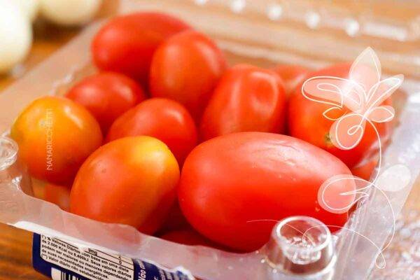 Que tal uma Saladinha de Ovo de Codorna com Tomate Cereja super fácil para refrescar os dias de calor? Vem aprender!